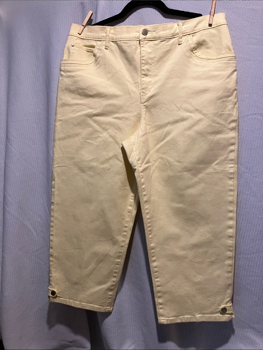Gloria Vanderbilt Cream Capri Pants